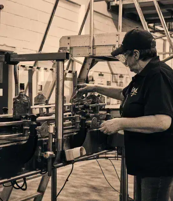 Employé travaillant sur la mise en bouteille des whiskys Label 5